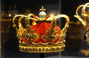 Gold crown for the king of kings